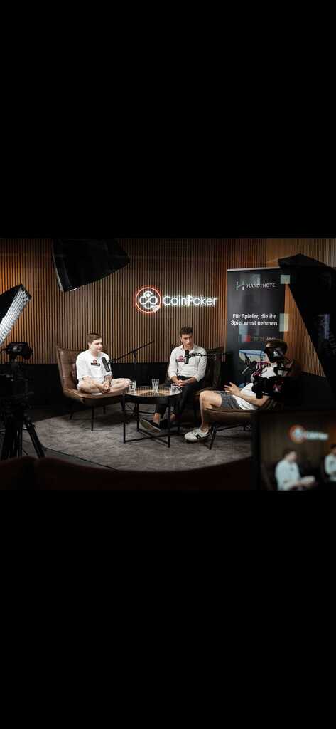 Nick und Stefooo im PokerHelden Podcast-Studio vor dem CoinPoker Logo